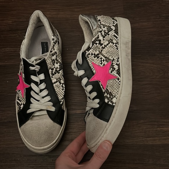Steve Madden All Star Sneakers in snakeskin & hot pink - Size 9. - Picture 2 of 6
